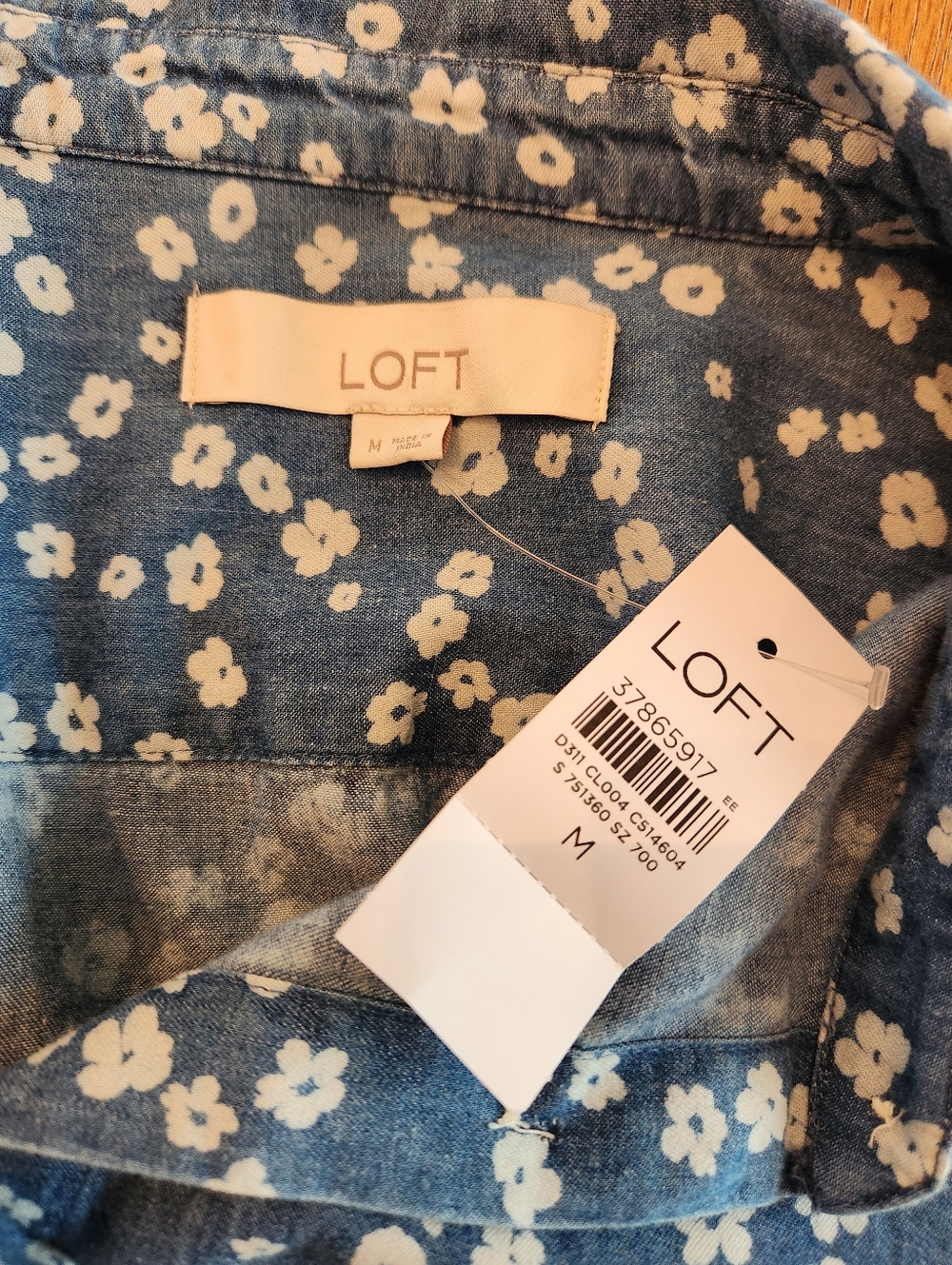 NEW Loft Blue Floral Chambray Button Down Shirt Size Medium - Picture 5 of 7